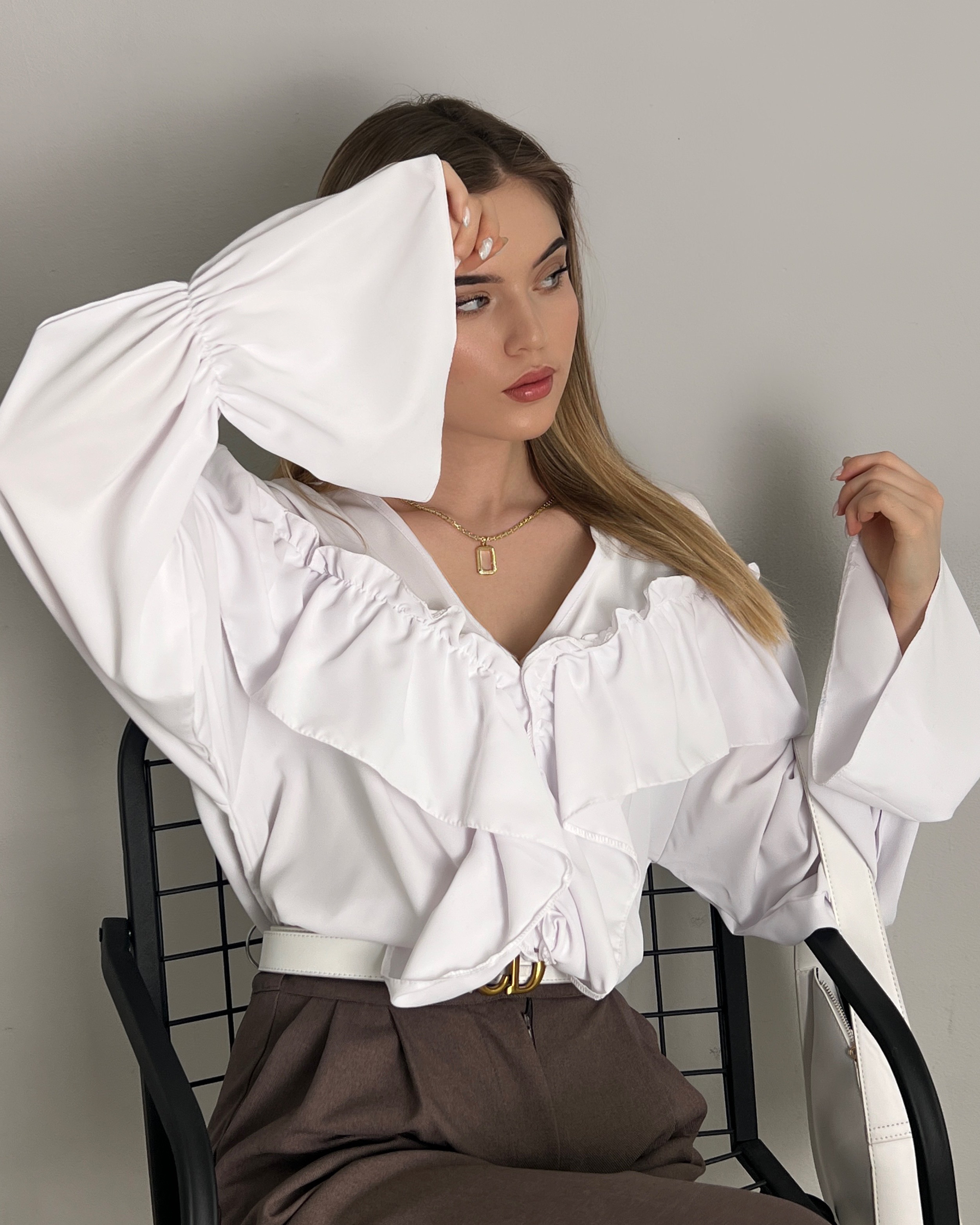 Белая блузка с воланами для беременных